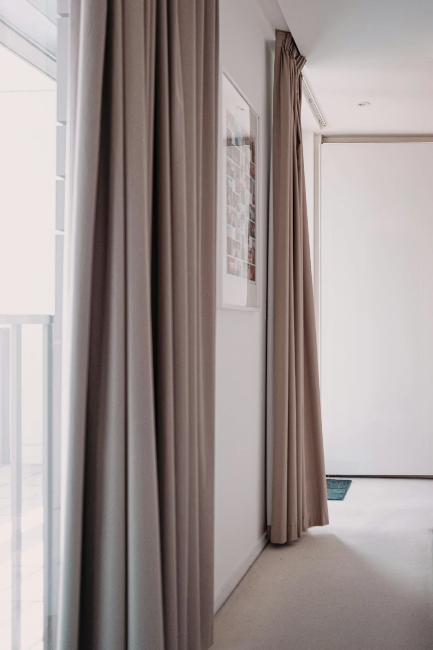 Cortinas de lino en tono arena con caída de onda perfecta